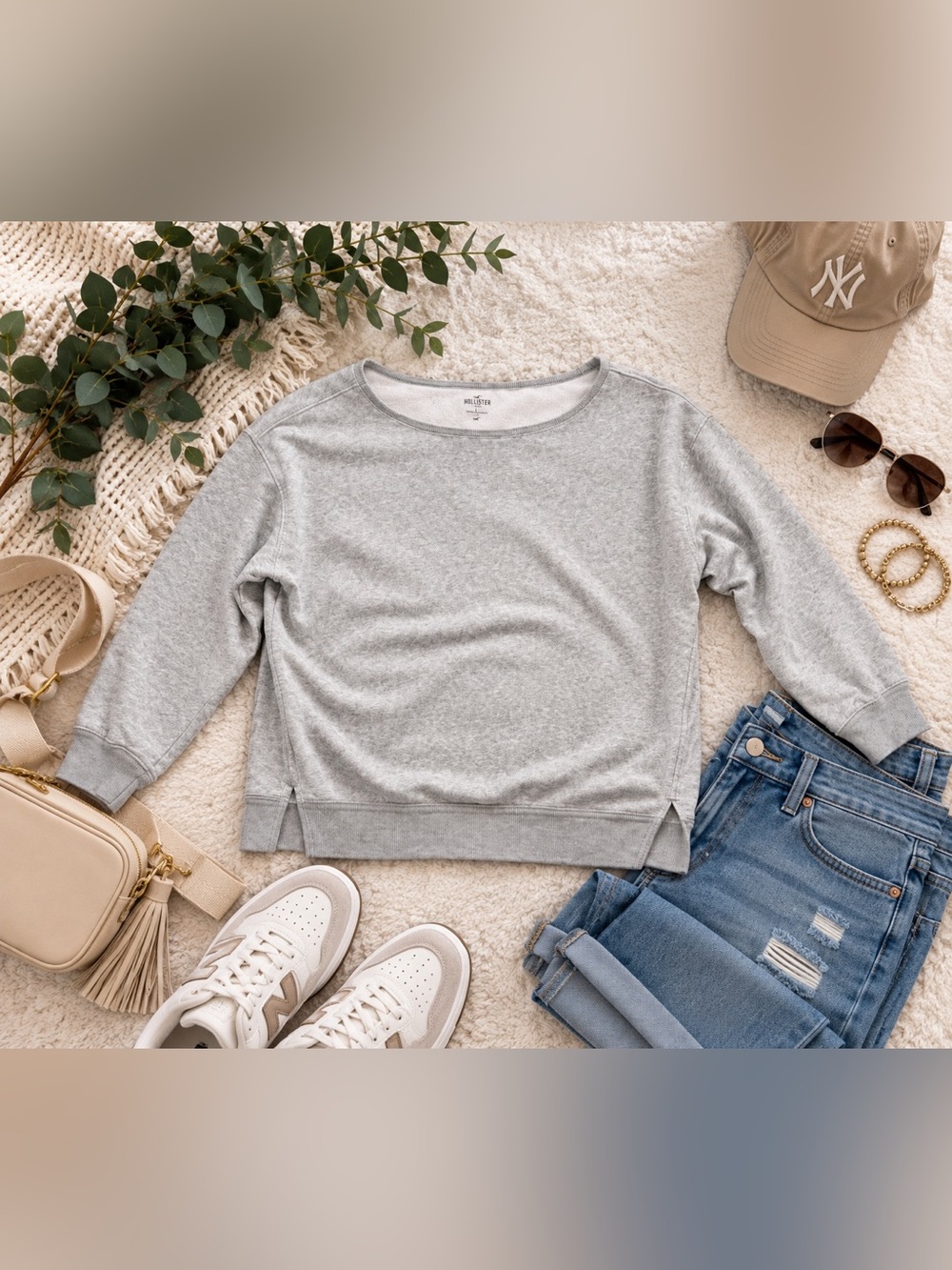 Hollister Light Gray Crewneck Sweatshirt Women’s Large Fleece Side Slit